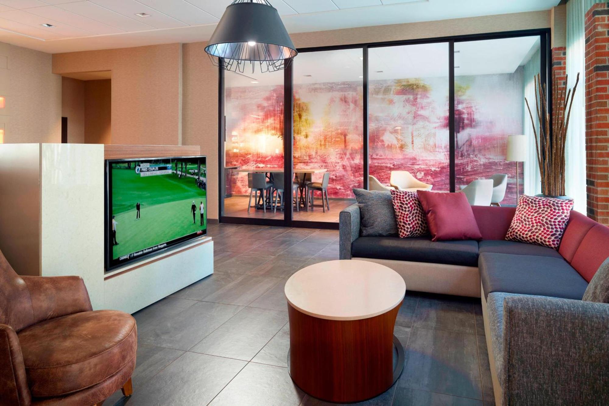 Courtyard By Marriott Lagrange Hotel Buitenkant foto