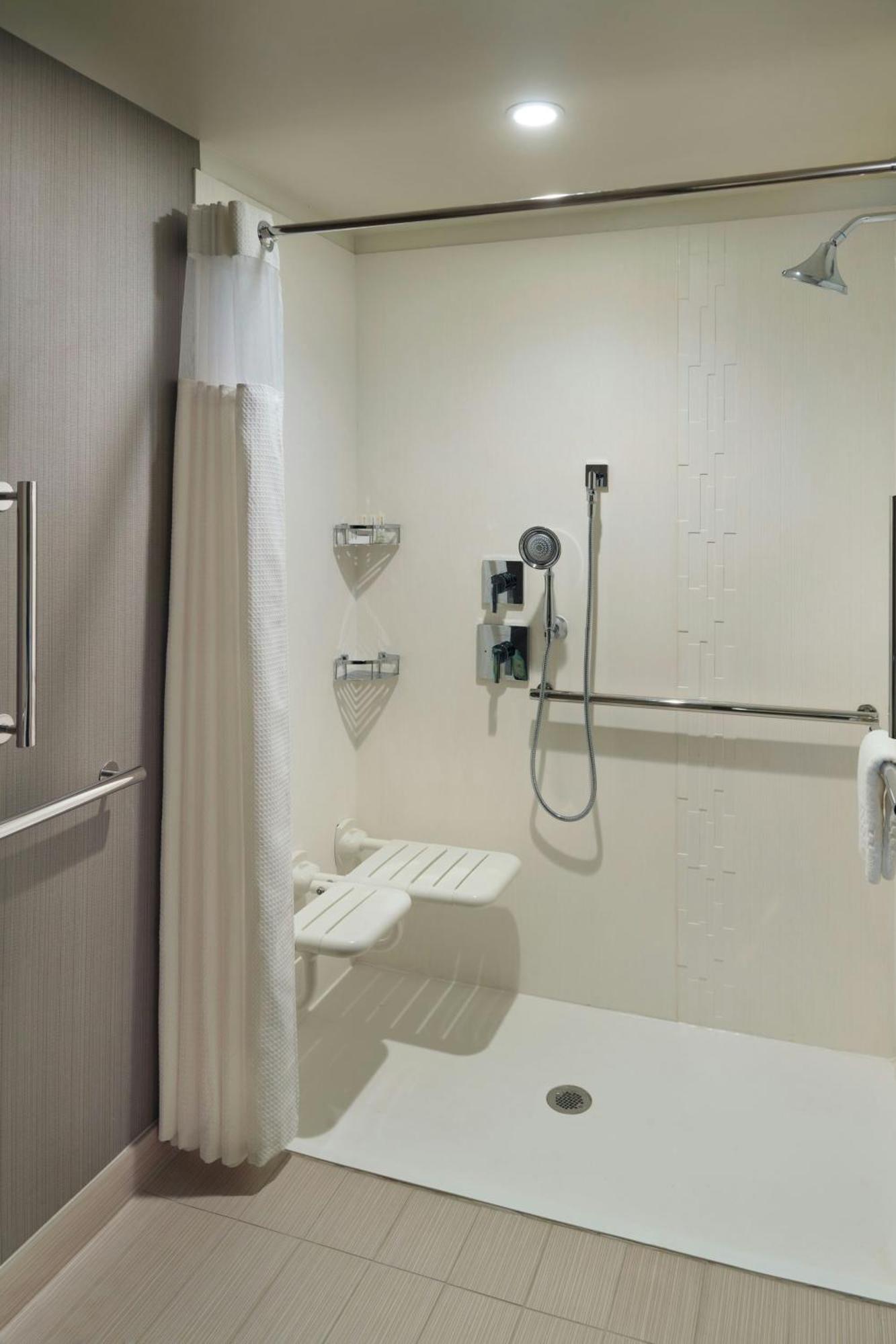 Courtyard By Marriott Lagrange Hotel Buitenkant foto