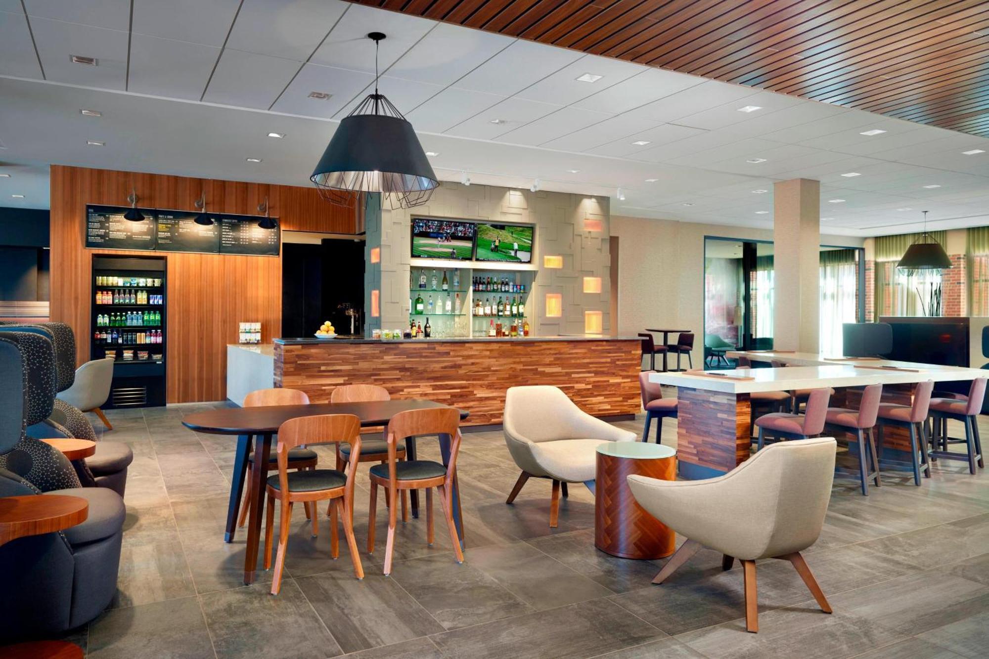 Courtyard By Marriott Lagrange Hotel Buitenkant foto