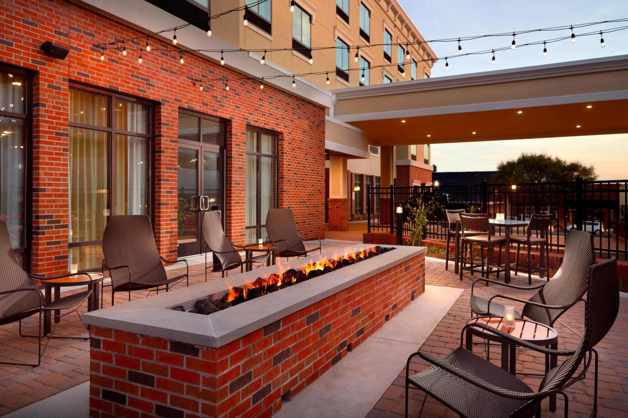 Courtyard By Marriott Lagrange Hotel Buitenkant foto