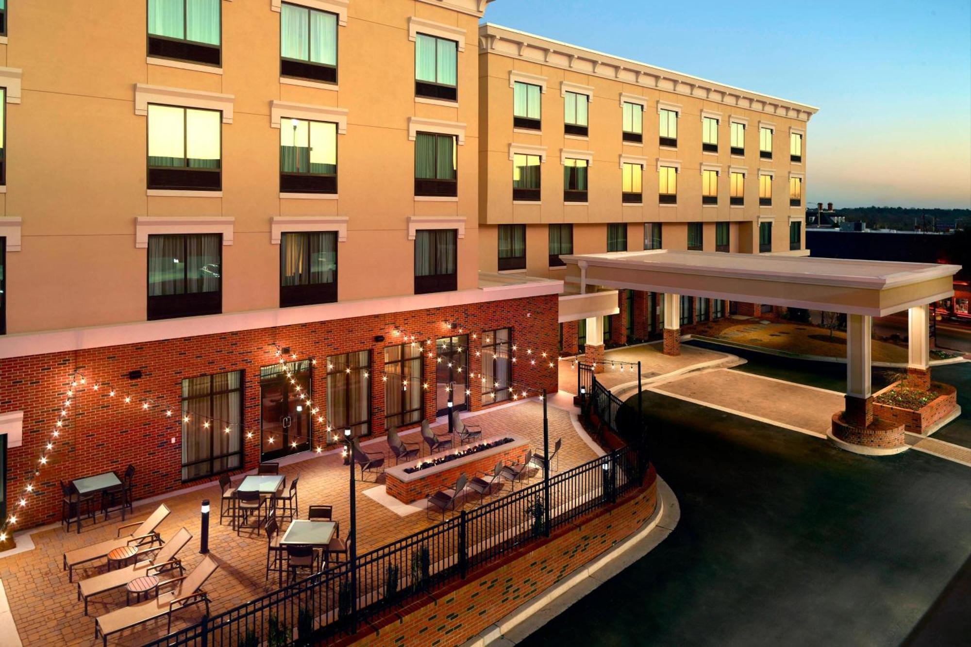 Courtyard By Marriott Lagrange Hotel Buitenkant foto