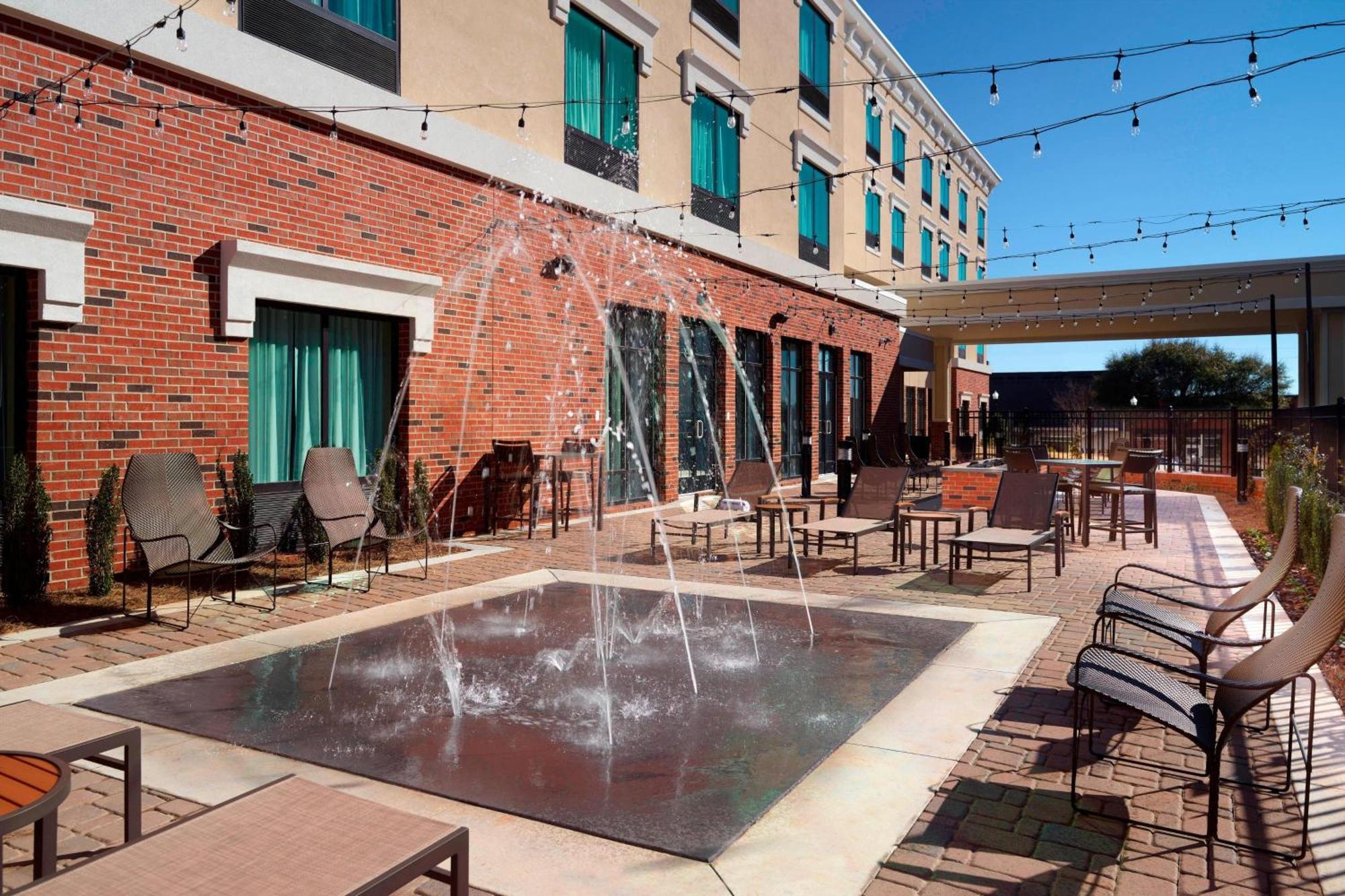 Courtyard By Marriott Lagrange Hotel Buitenkant foto